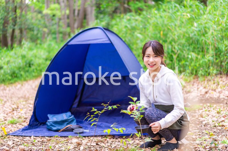 ソロキャンプを楽しむ若い女性