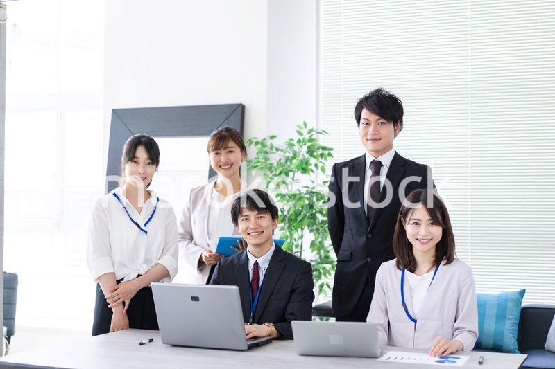 オフィスで仕事をする若いビジネスパーソン