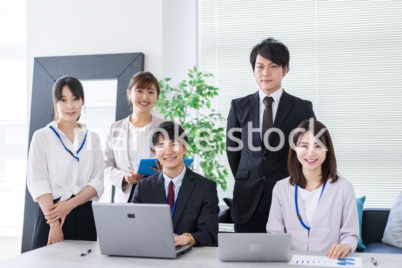 オフィスでビジネスミーティングをする会社員