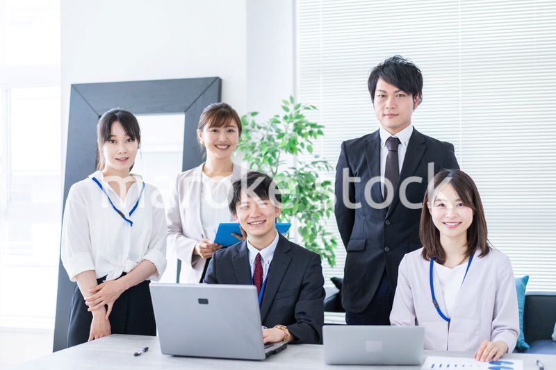 綺麗なオフィスで働く若い会社員