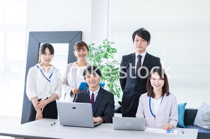 楽しくオフィスで働くビジネスパーソン