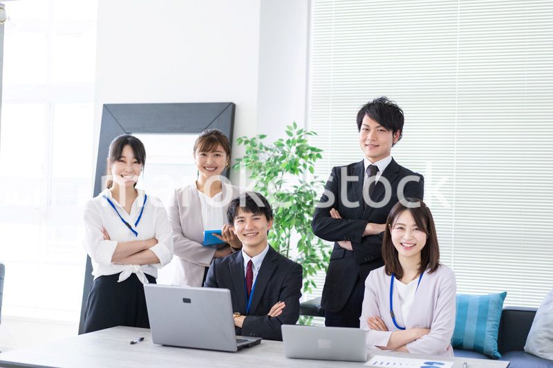 オフィスでビジネスミーティングをする会社員