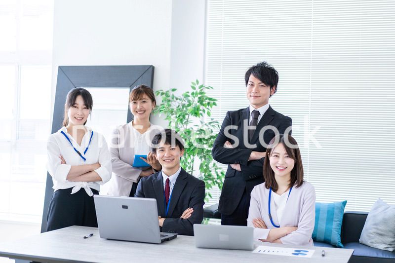 綺麗なオフィスで働く若い会社員