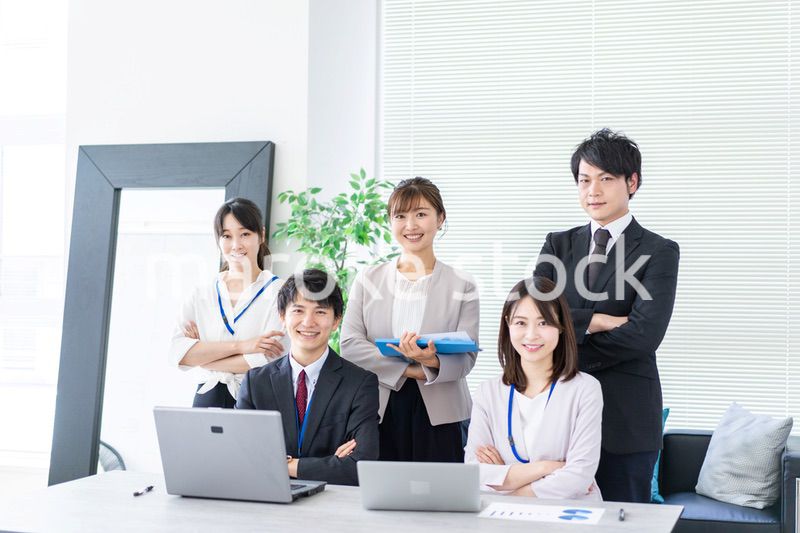 楽しくオフィスで働くビジネスパーソン