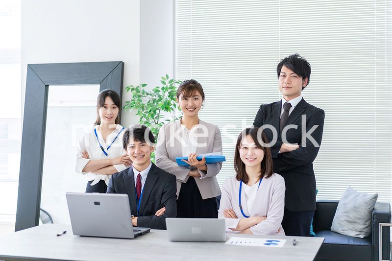 楽しくオフィスで働くビジネスパーソン