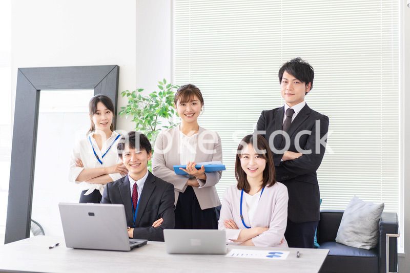 オフィスで仕事をするビジネスパーソン