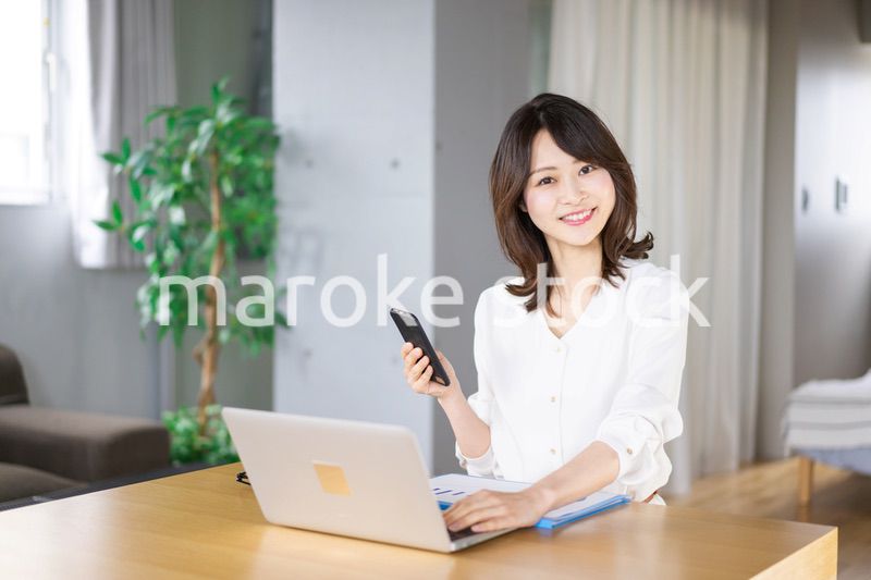 在宅勤務をする若いビジネスウーマン