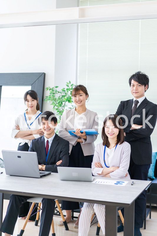 楽しくオフィスで働くビジネスパーソン