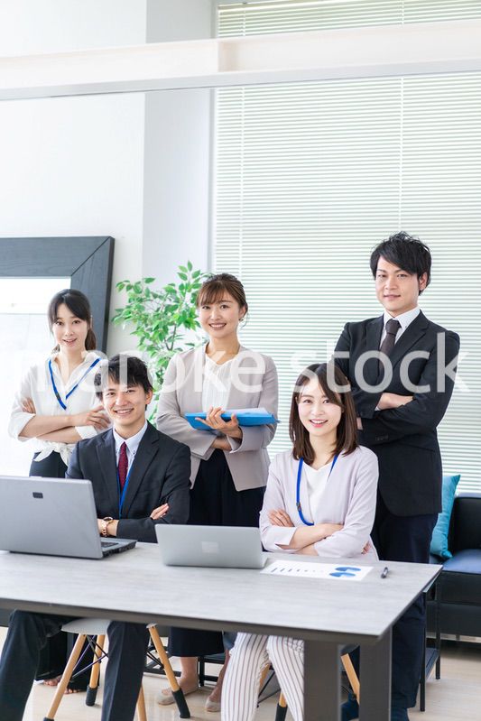 楽しくオフィスで働くビジネスパーソン