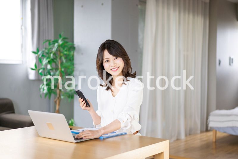 在宅勤務をする若いビジネスウーマン