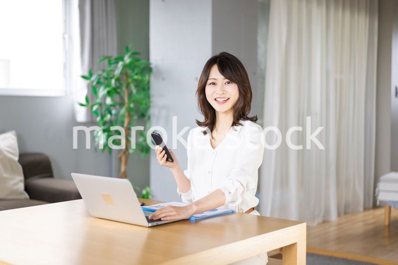 在宅勤務をする若いビジネスウーマン