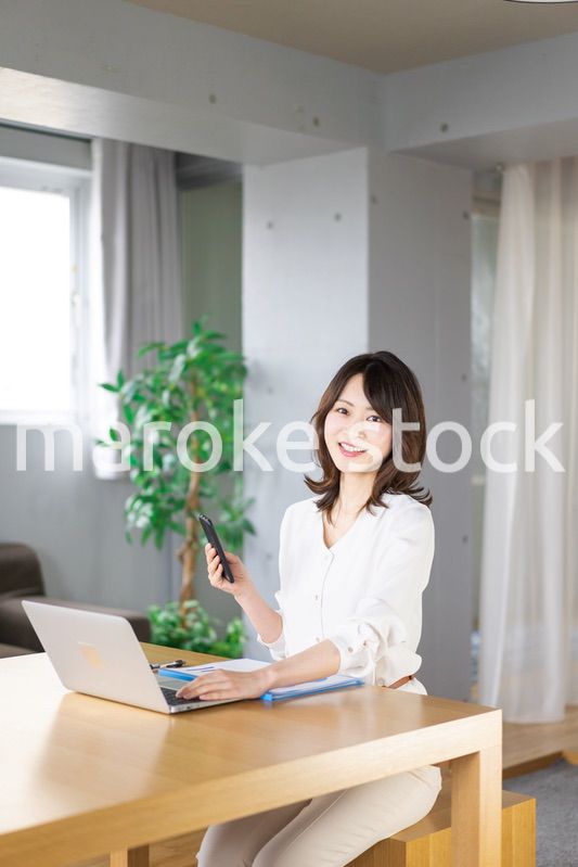 在宅勤務をする若いビジネスウーマン