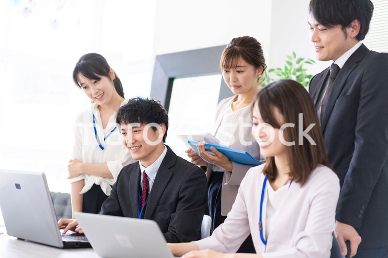 明るいオフィスでミーティングをするビジネスパーソン