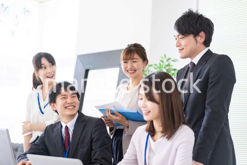 オフィスでビジネスミーティングをする会社員