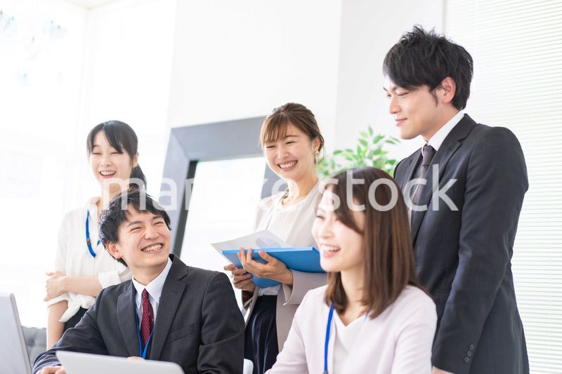 オフィスで仕事をするビジネスパーソン