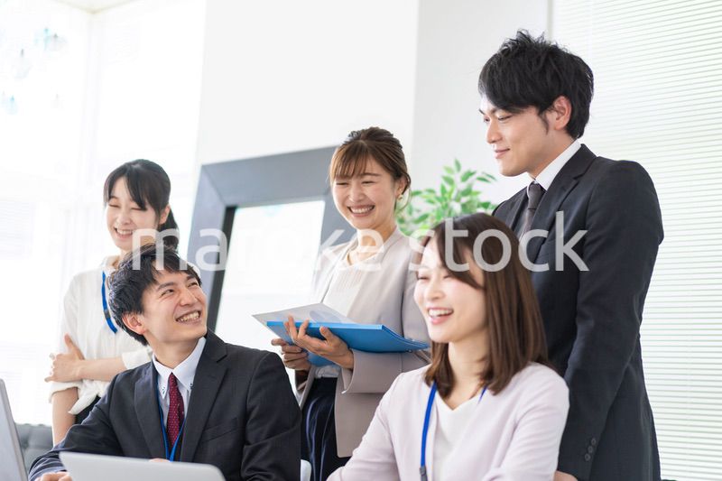 オフィスで仕事をする若いビジネスパーソン