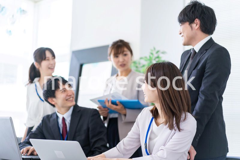 楽しくオフィスで働くビジネスパーソン