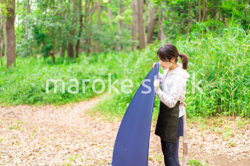 ソロキャンプをする若い女性