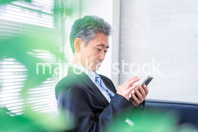 スマホを使う社長