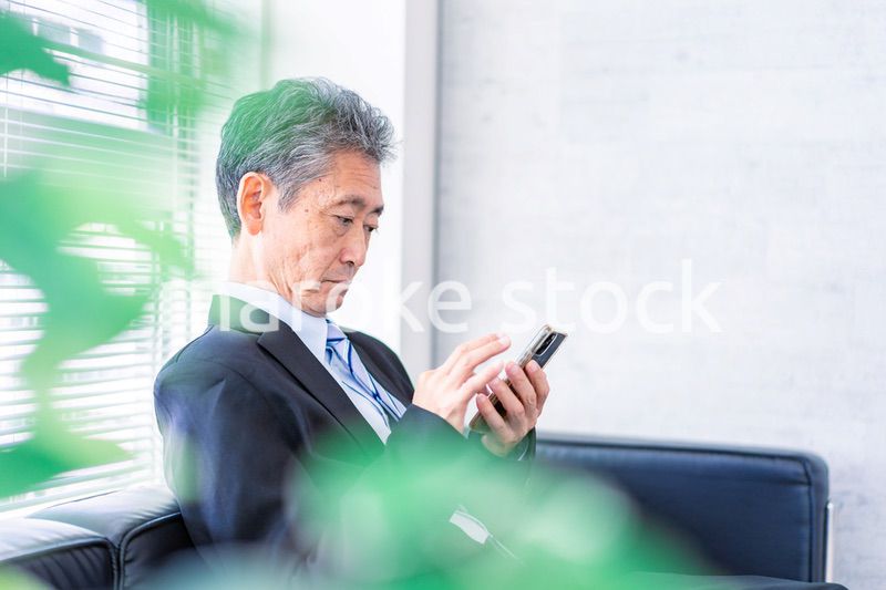 スマホを使う社長