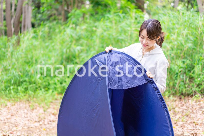 ソロキャンプを楽しむ若い女性