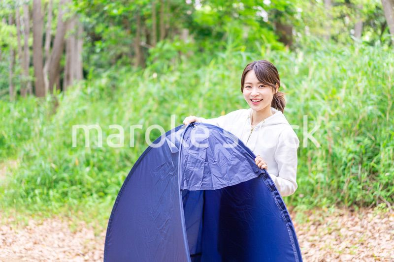 ソロキャンプを楽しむ若い女性