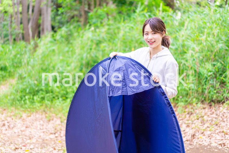 ソロキャンプを楽しむ若い女性