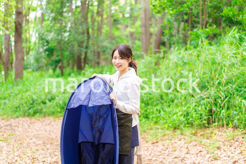ソロキャンプをする若い女性