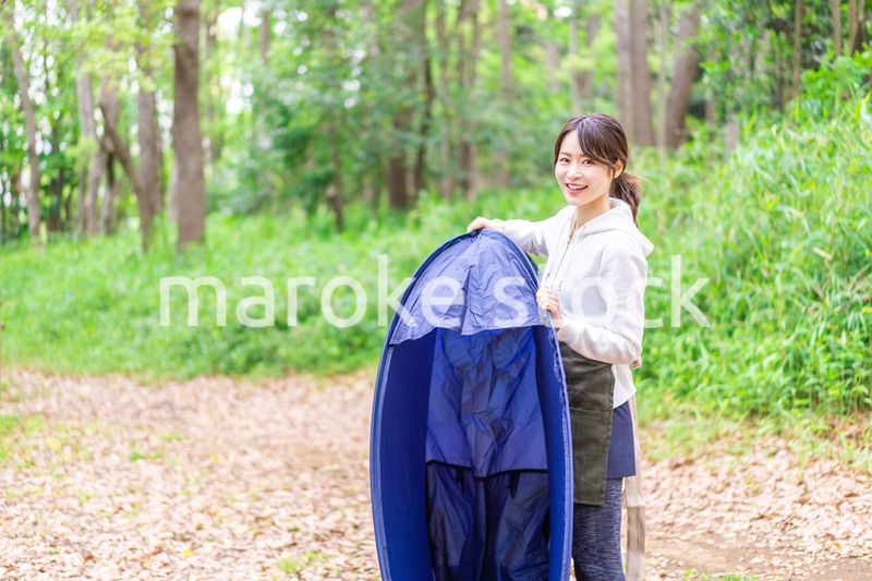 ソロキャンプを楽しむ若い女性