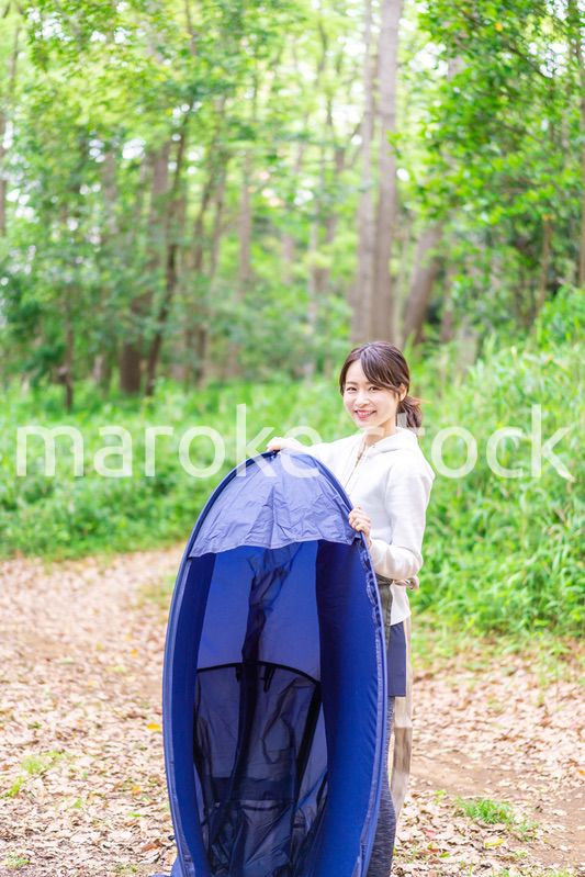 ソロキャンプを楽しむ若い女性