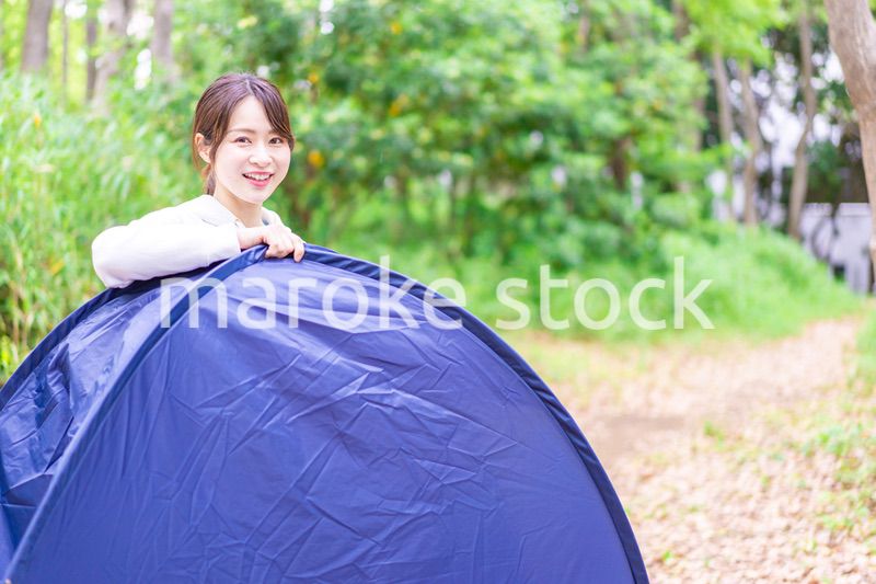 ソロキャンプを楽しむ若い女性