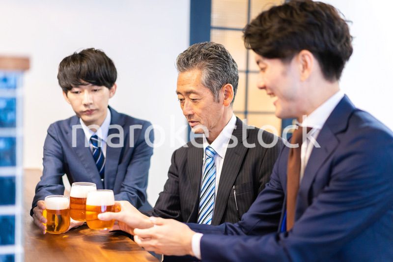 バーで乾杯をする3人の会社員