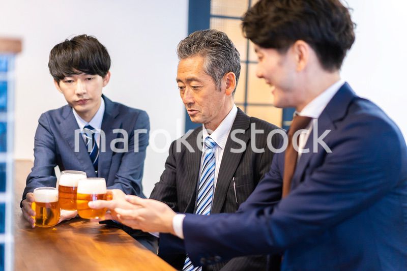 バーで乾杯をする3人の会社員