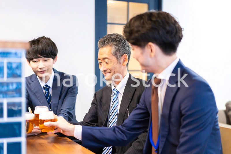 バーで乾杯をする3人の会社員