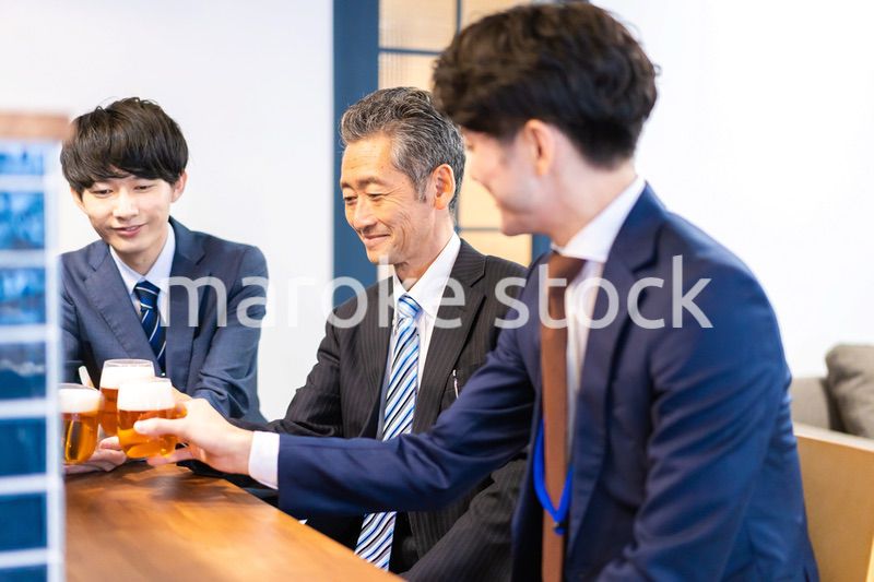 バーで乾杯をする3人の会社員