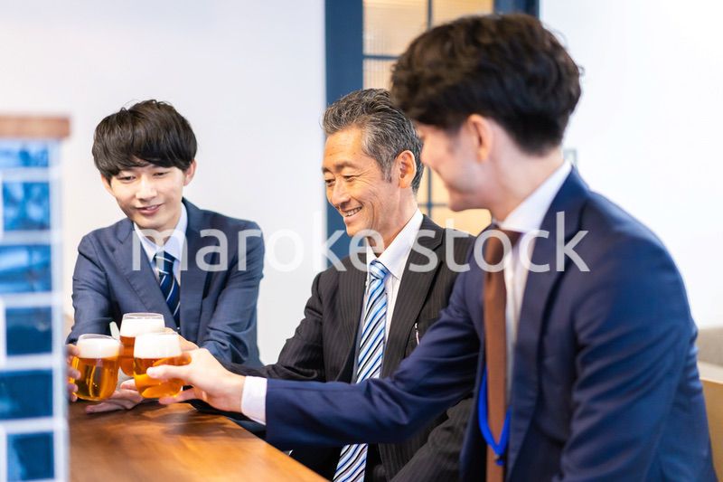 バーで乾杯をする3人の会社員