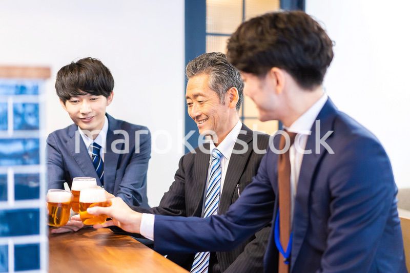 バーで乾杯をする3人の会社員