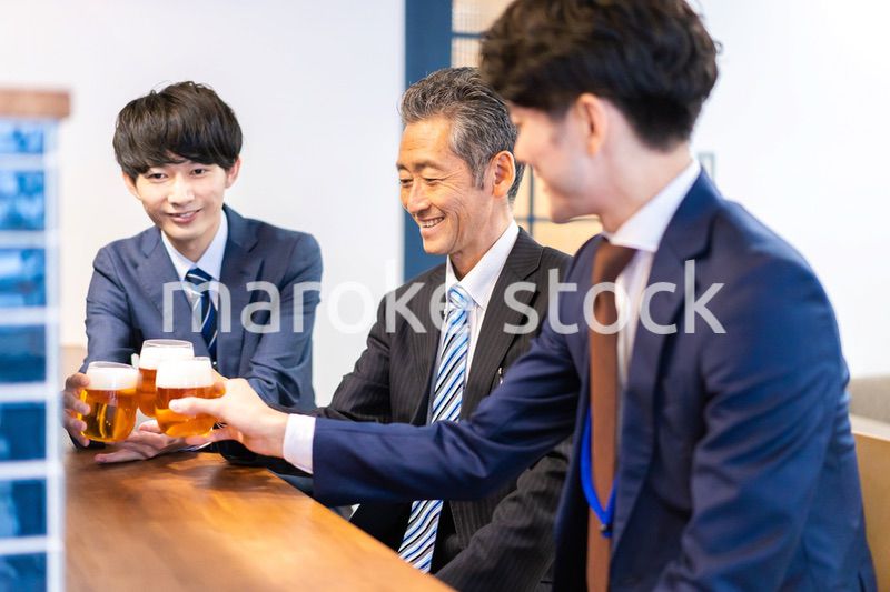 バーで乾杯をする3人の会社員