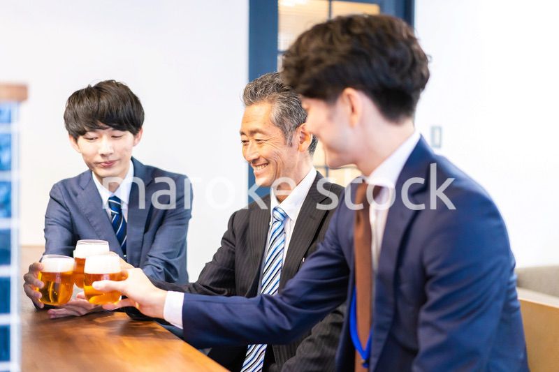 バーで乾杯をする3人の会社員