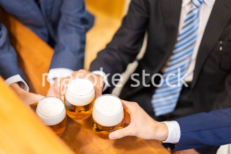バーで乾杯をする3人の会社員