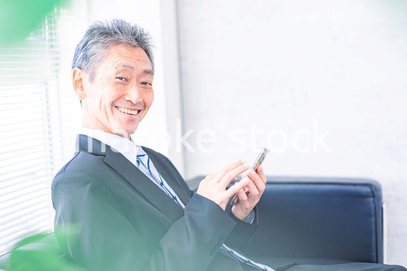 スマホを使う社長