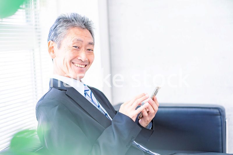 スマホを使う社長