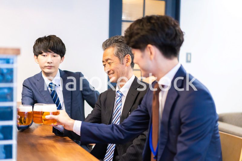 バーで乾杯をする3人の会社員