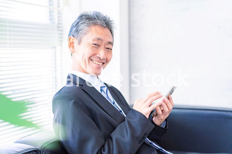 スマホを使う社長