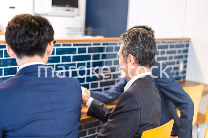 バーで乾杯をする3人の会社員