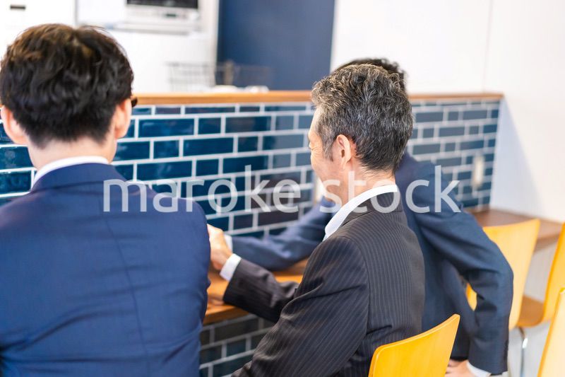 バーで乾杯をする3人の会社員