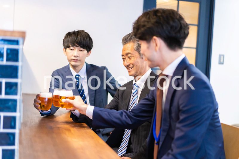 バーで乾杯をする3人の会社員