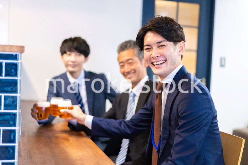 バーで乾杯をする3人の会社員