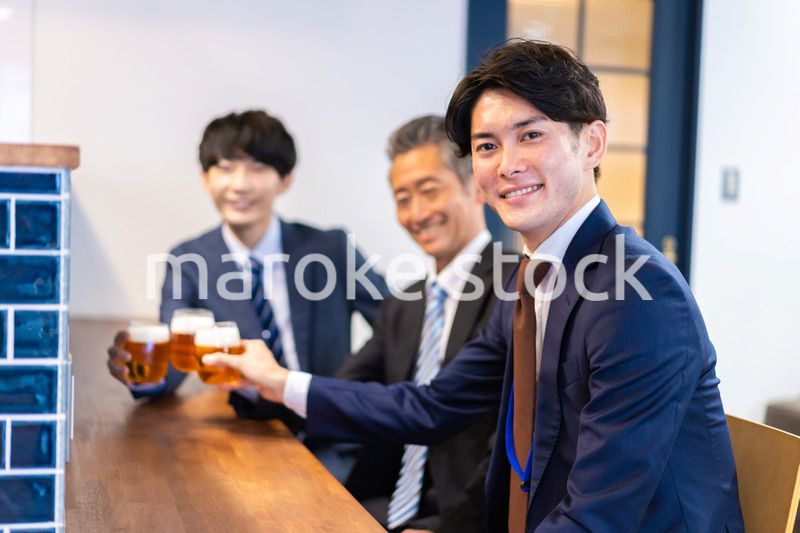 バーで乾杯をする3人の会社員