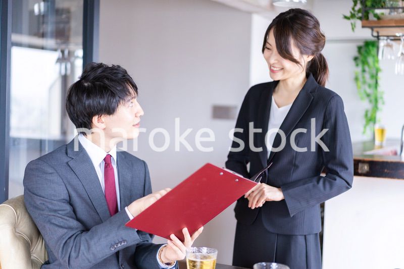 オーダーを確認するレストランスタッフの女性